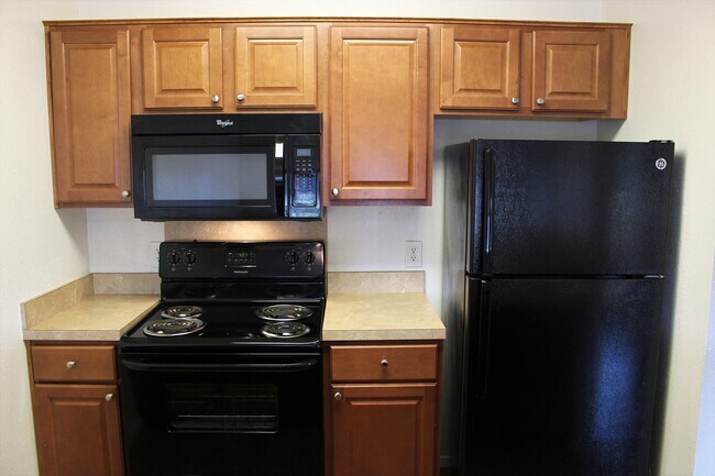 Building Photo - UPSTAIRS 2 BD UNIT w/ PRIVATE COVERED BALCONY