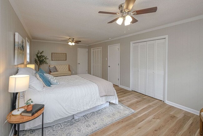 Building Photo - Newly Renovated - Move In Ready Home! 5 Bedrooms 3 Bathrooms