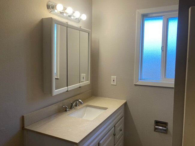 Building Photo - 2 Bedroom 1 bath Brownsville, Oregon
