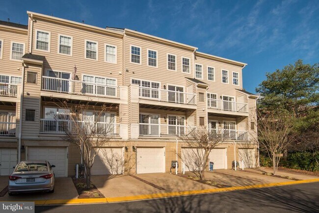 Building Photo - 1984 Crescent Park Dr