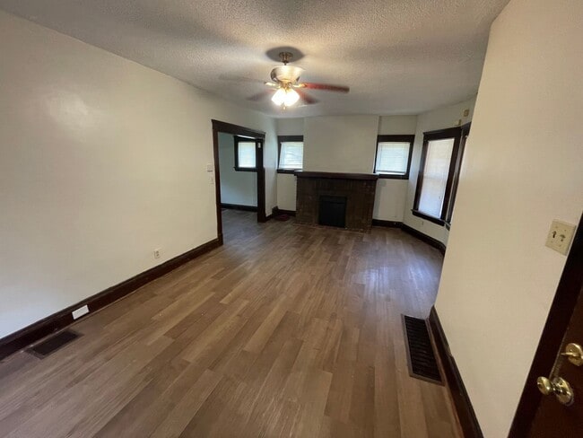 Building Photo - Section 8 Accepted! Spacious Newly Renovat...