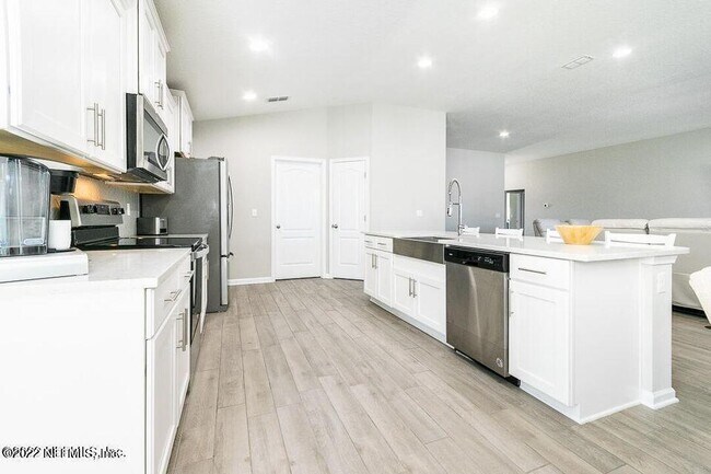 Building Photo - 15935 Great Lakes Cir