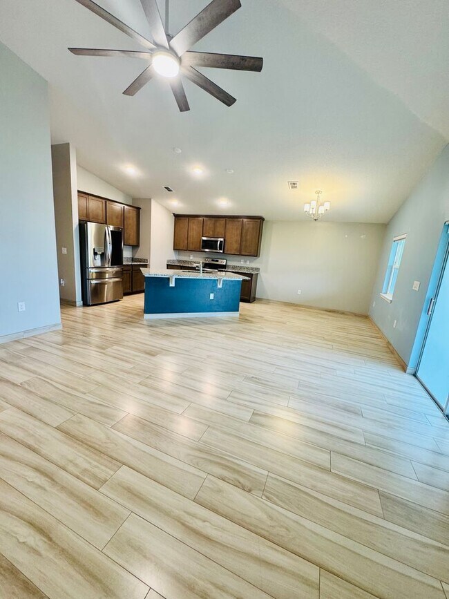 Building Photo - Beautiful 4-Bed, 2-Bath Home in a Prime Location!