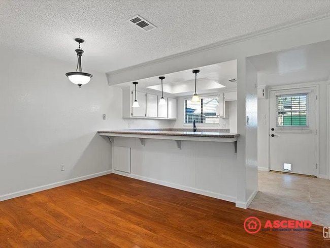 Building Photo - Beautiful 2 Bedroom, 2 Bathroom Home with ...