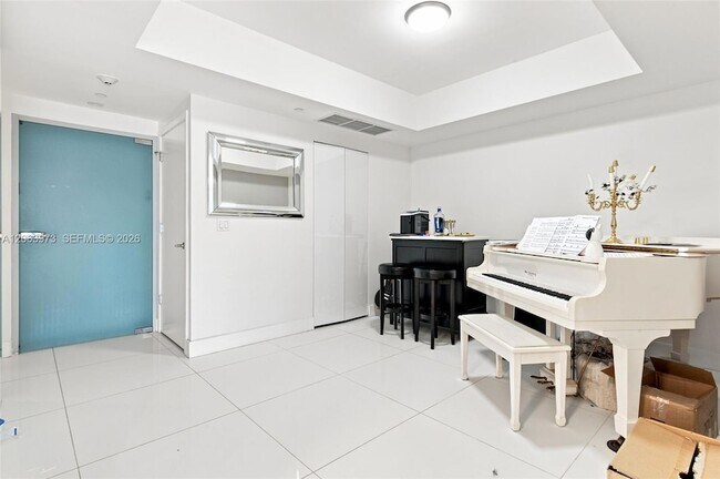 Building Photo - 1010 Brickell Ave