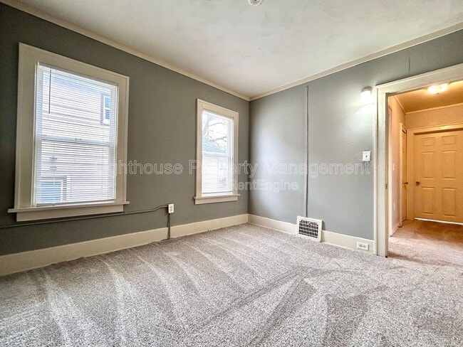 Building Photo - 39 Iona Ave