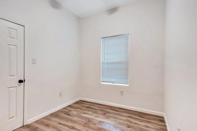 Building Photo - 813 W 9th St