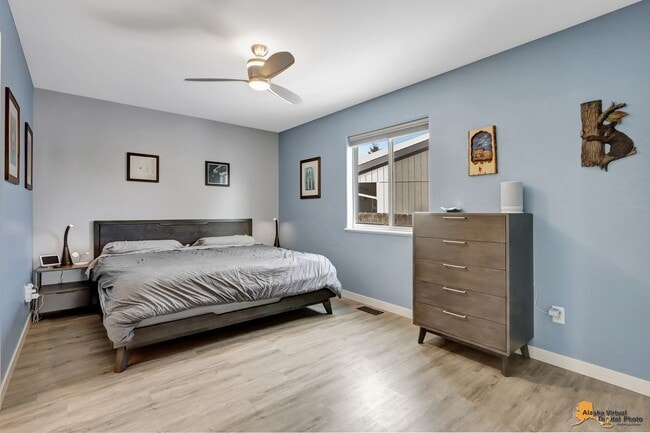 Building Photo - Fully Furnished Three Bedroom Executive Re...