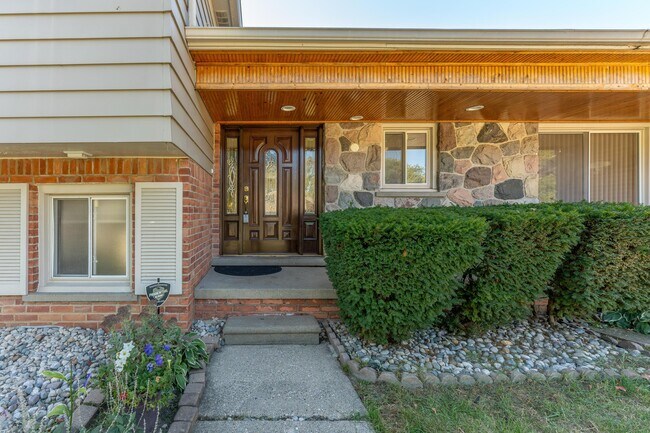 Building Photo - 2616 Douglas Dr