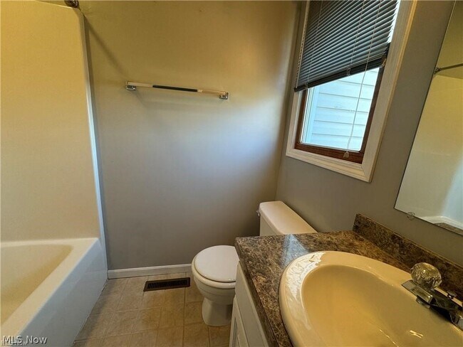 Building Photo - 242 Ravenshollow Dr