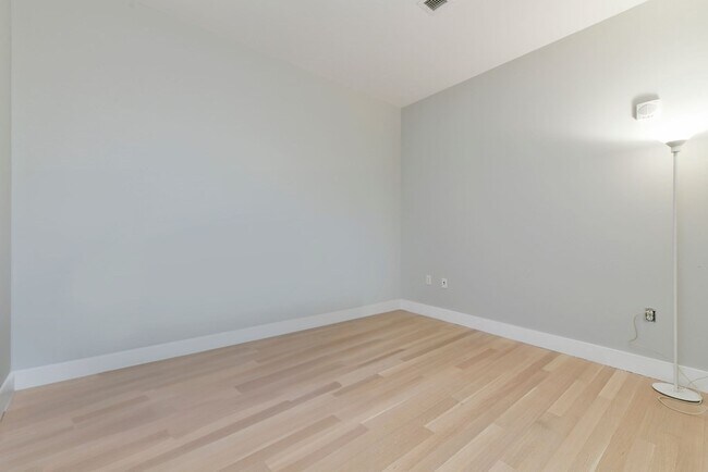 Building Photo - 360 Newbury St
