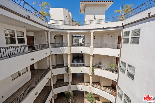 Building Photo - 122 N Clark Dr