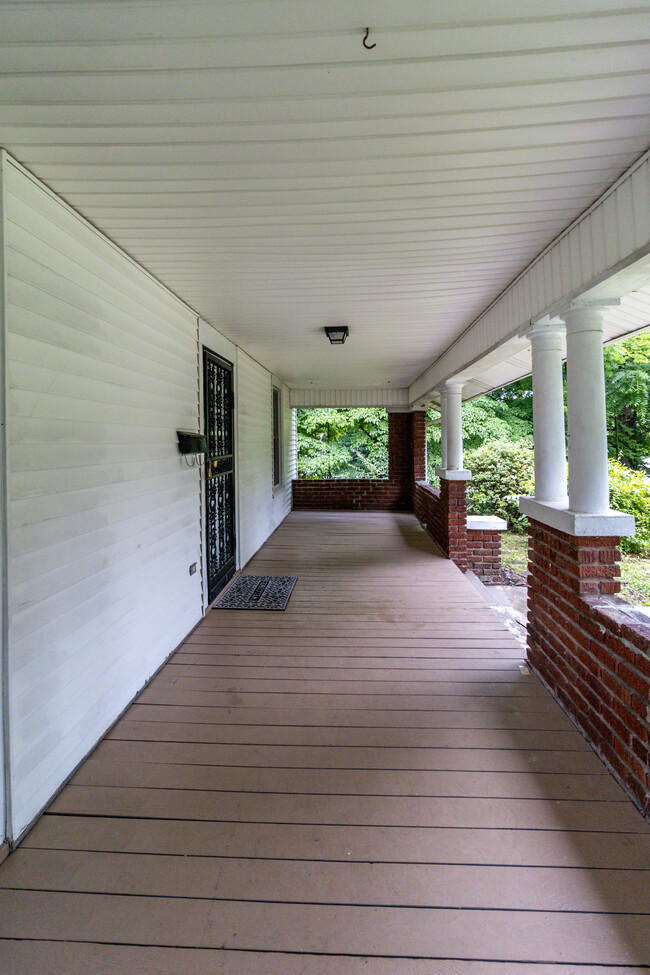 Building Photo - 3224 Garden Dr