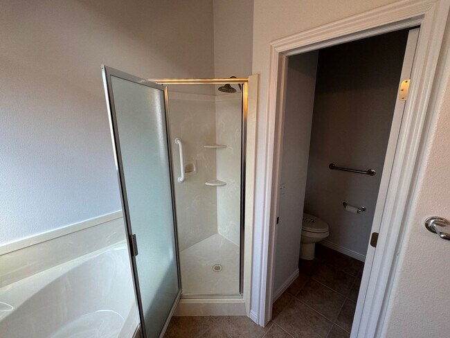 Building Photo - 3-Bed, 2-Bath Standalone Home with 2 Car G...