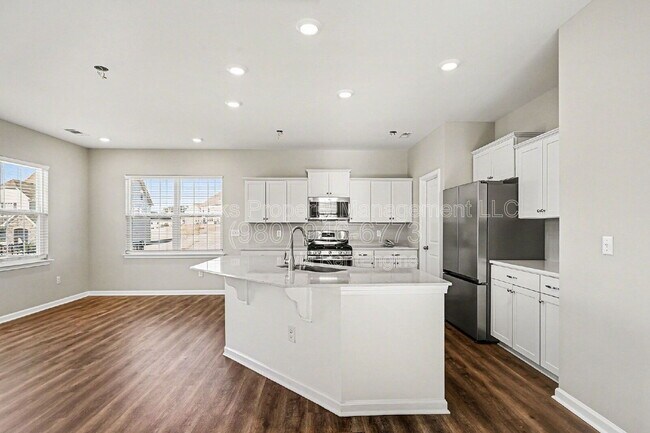 Building Photo - 435 Kennerly Center Dr