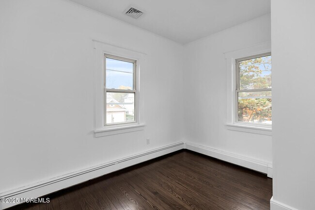 Building Photo - 18 Holly St