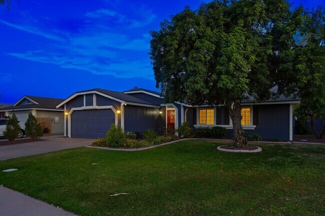Building Photo - 4 Bed Home in Scottsdale Quarter!!