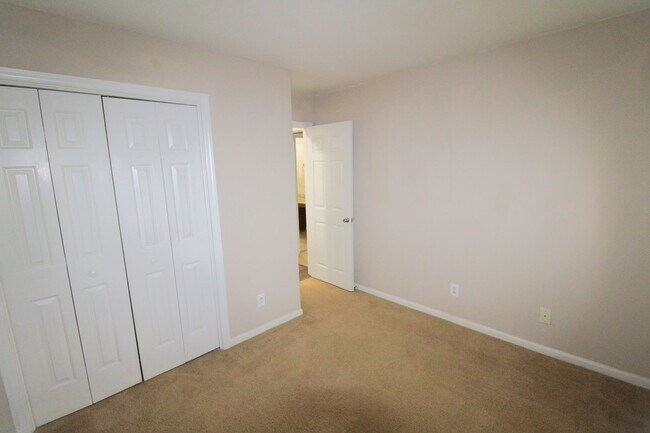 Building Photo - 2-Bedroom Condo on the Sugar Creek Greenway!