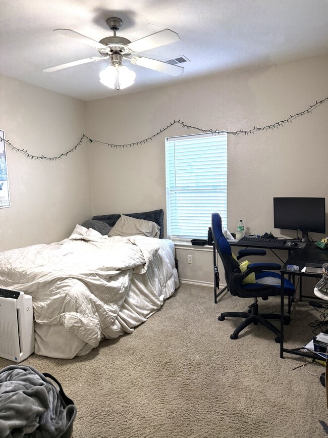 Building Photo - 1425 W Villa Maria Rd