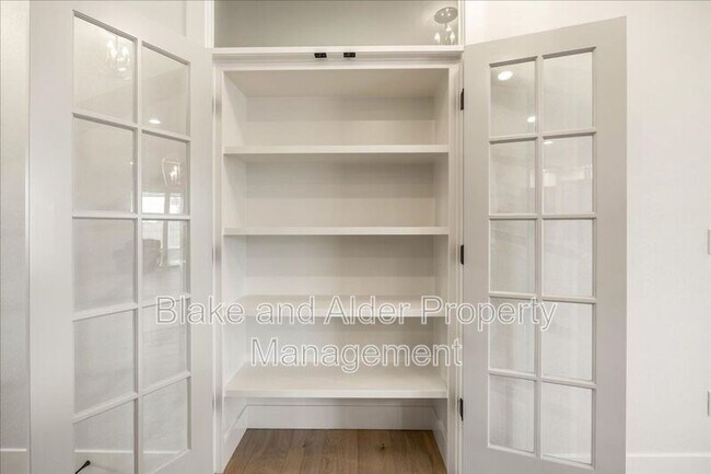 Building Photo - 496 NW Cascade Mountain Dr