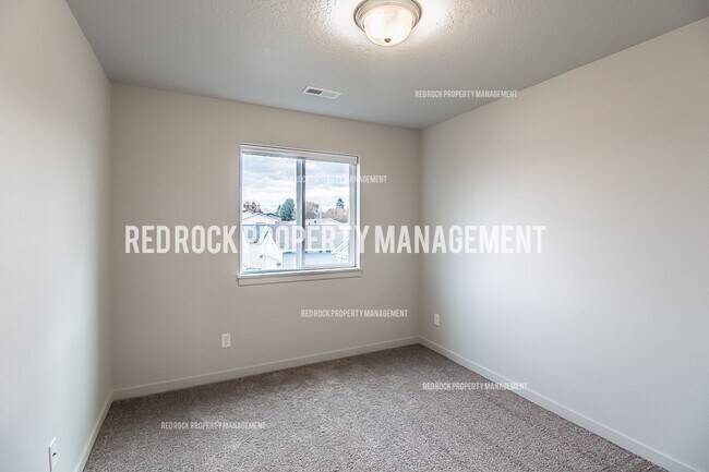 Building Photo - 303 Woodlawn Ln