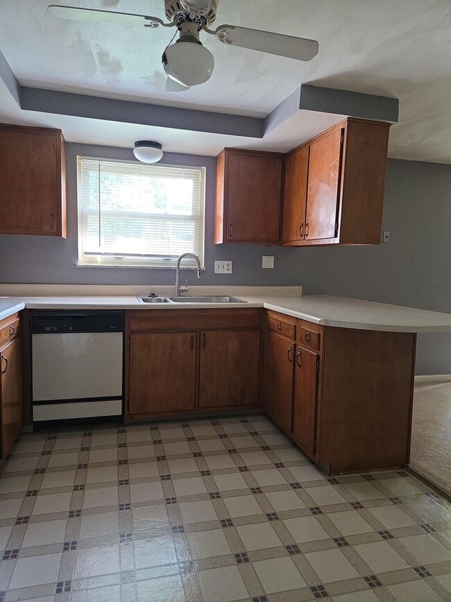 Building Photo - Great 4BR, 2BA single family home with AC ...