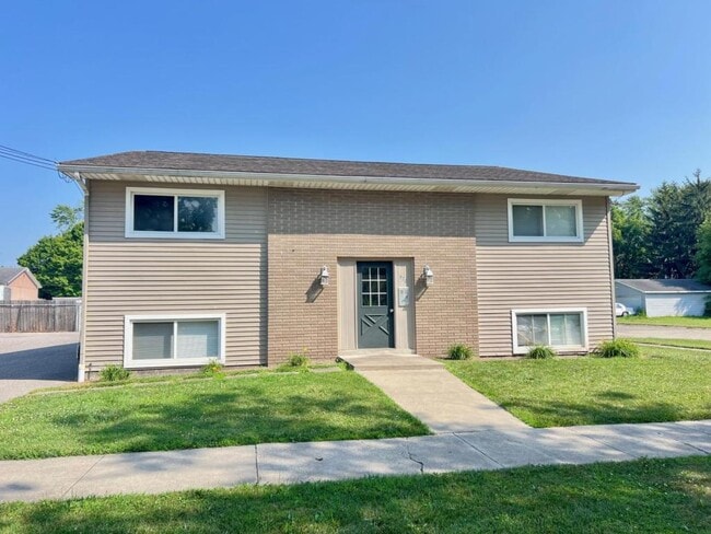 Primary Photo - 520 S Andre St