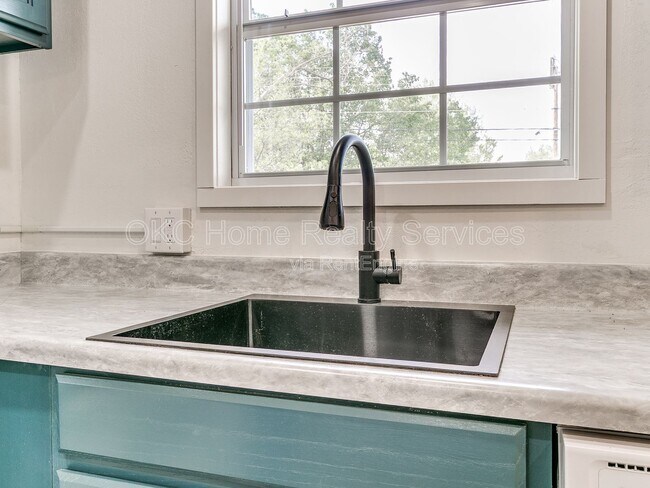 Building Photo - 1812 W Noble Ave