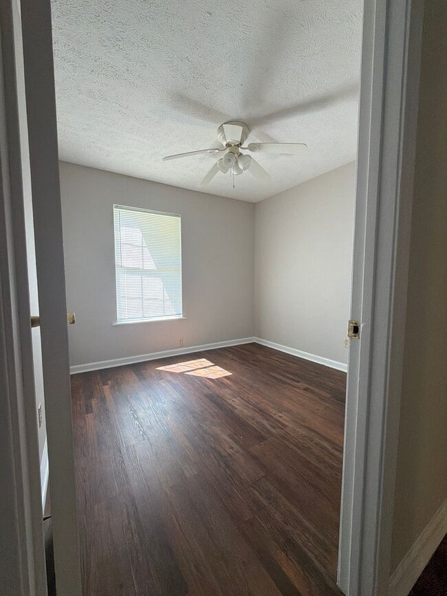 Building Photo - ***AVAILABLE NOW!!*** BEMIS LOCATION- PERFECT 3 BEDROOM FAMILY HOME!!!!