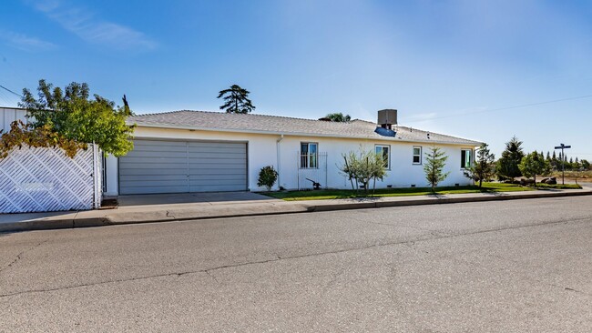 Building Photo - Charming 2 Bed / 2 Bath Home with Trailer Parking – Sanger, CA