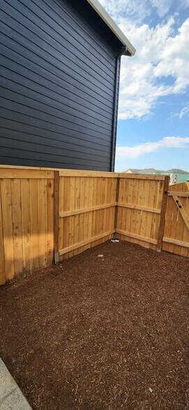 Building Photo - 2215 Livesay Ln