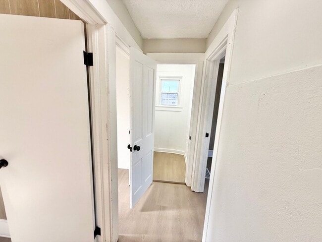 Building Photo - 924 Spring Ave NE