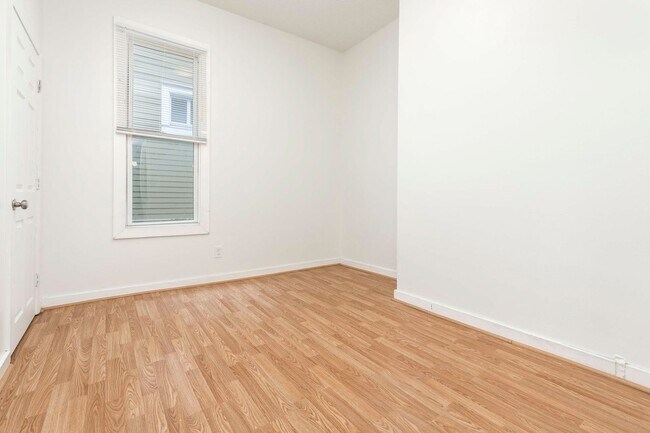 Building Photo - 522 Zane St