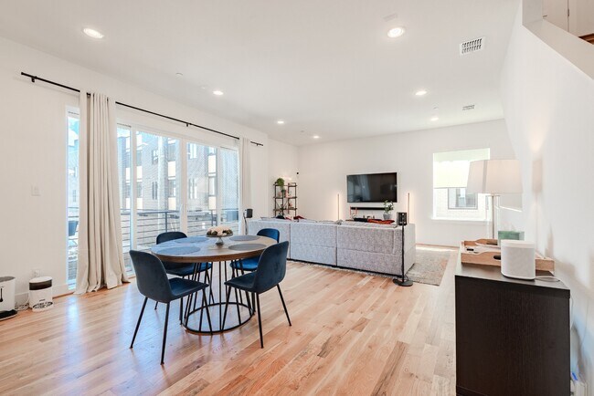 Building Photo - 3 Bed 3 Bath Townhome - Gated Community & Downtown Views! Lower Greenville area