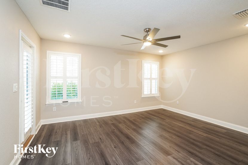 Building Photo - 725 Chandler Dr