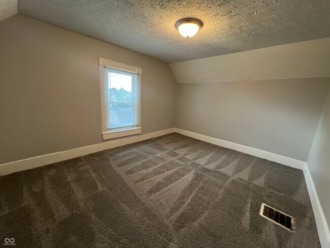 Building Photo - 302 S Randolph St