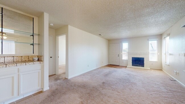 Building Photo - 1027 W Dakota Ave