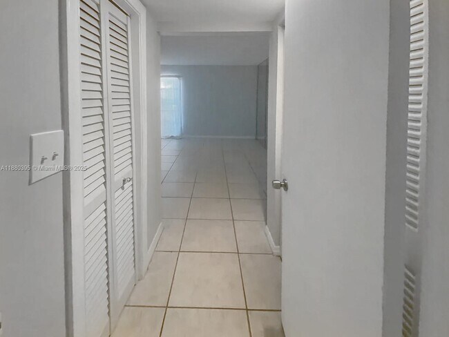 Building Photo - 6886 N Kendall Dr