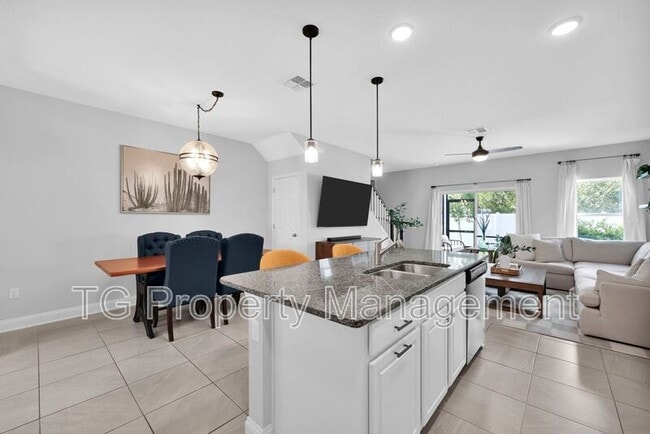 Building Photo - 13968 Molina Dr