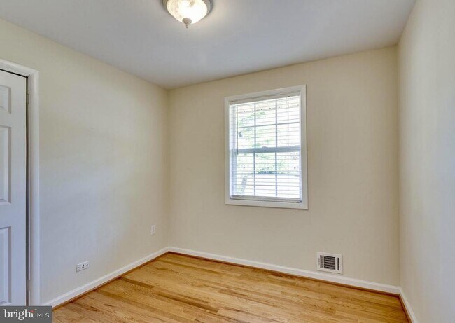 Building Photo - 6014 Leewood Dr