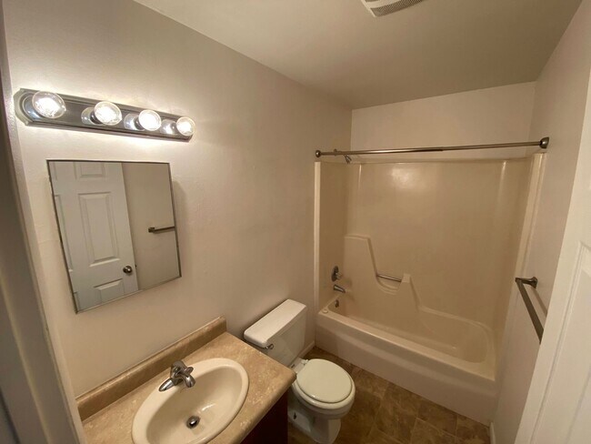 Building Photo - 810 Mary Anne Dr