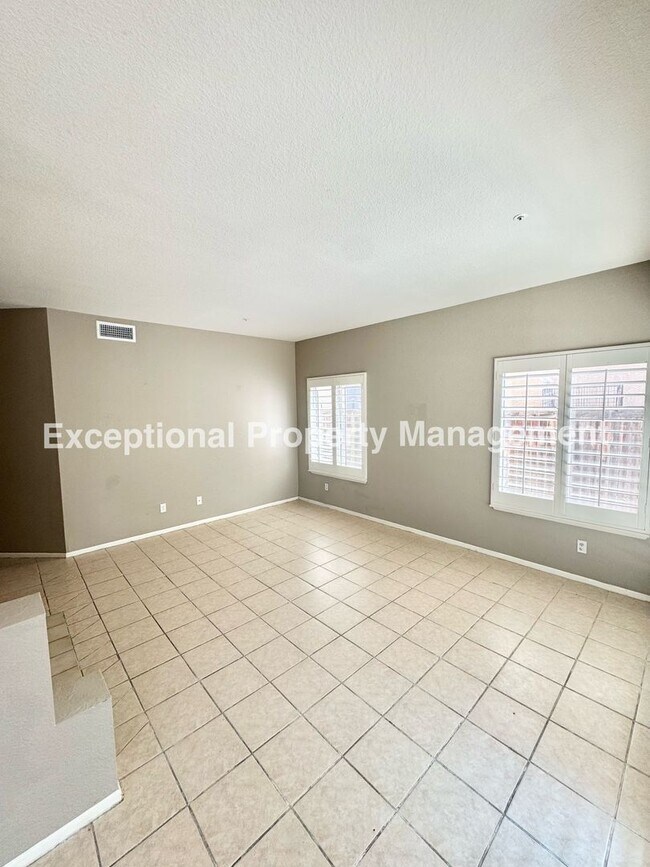 Building Photo - Great 4 bed 3 bath home in Fontana