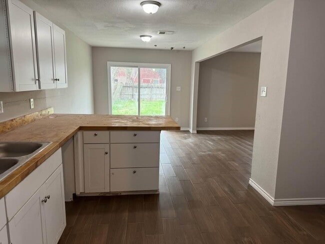 Building Photo - 1609 Camille St