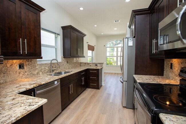 Building Photo - 10821 La Salinas Cir