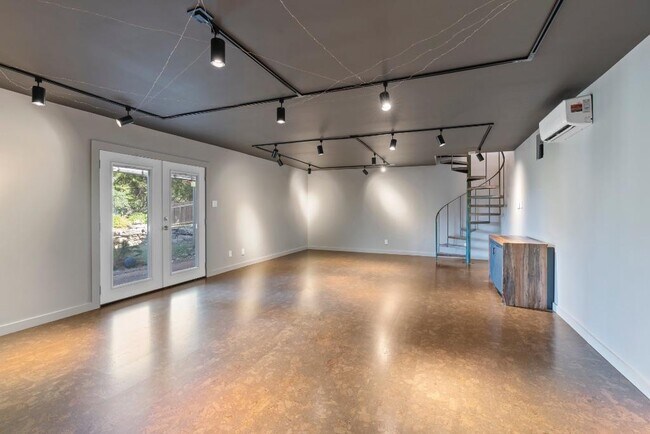 Building Photo - 103 Comet