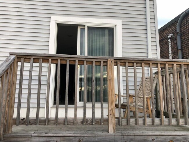 Building Photo - 295 Shirley St