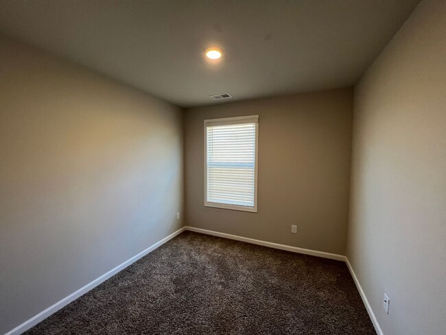 Building Photo - **Move in Special: $300 Off First Month's ...