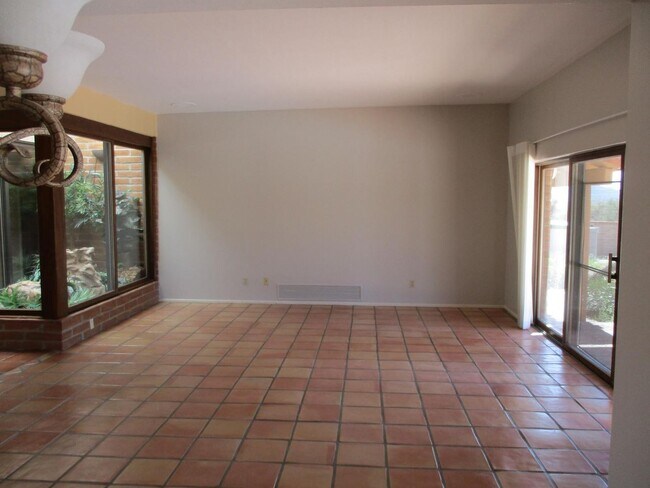 Building Photo - 4 bedroom 2.5 Bath