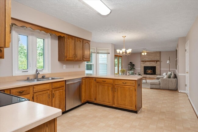 Building Photo - Charming Colonial in Elmhurst Station
