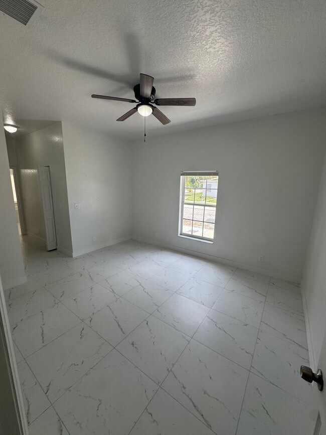 Building Photo - 890 NW 25th Ave